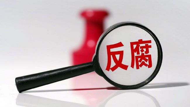 在5000年前的古埃及，俄摩拉城因其城主曼侬（史蒂文·布兰德 Steven Brand 饰）手握重兵，而且统治很是残酷，使其称霸一方。为了抵挡他的统治，领地里的其他部落构成同盟向其策动了多场战争。可是成果都是年夜败而回。本来，在曼侬身旁有一名精晓巫术 的神秘人物，她能预知将来，碰见部落同盟的战术放置，由此帮忙曼侬攻无不克。在知晓这一环境后，部落同盟决议派出一名刺客先把这个神秘人物除失落。可是当刺客摩挲尤斯（道恩·强森 Dwayne Johnson 饰）深切城内筹办暗算阿谁神秘人物时，却发现这是一名标致的女